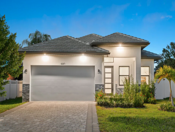 Luxurious 5-Bedroom Retreat in Naples - Your Ultimate Vacation Destination